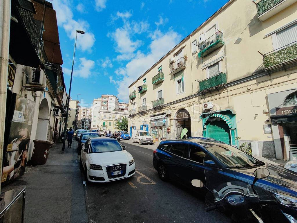 Negozio in vendita a Napoli via Pigna, 209