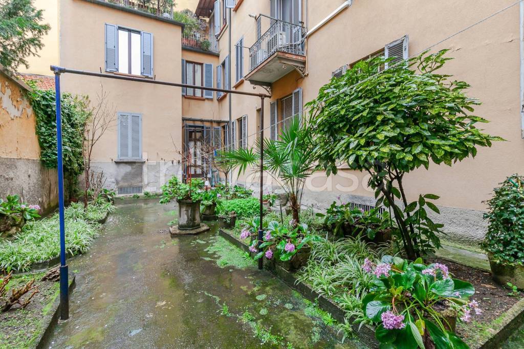 Appartamento in vendita a Milano via Castel Morrone, 11