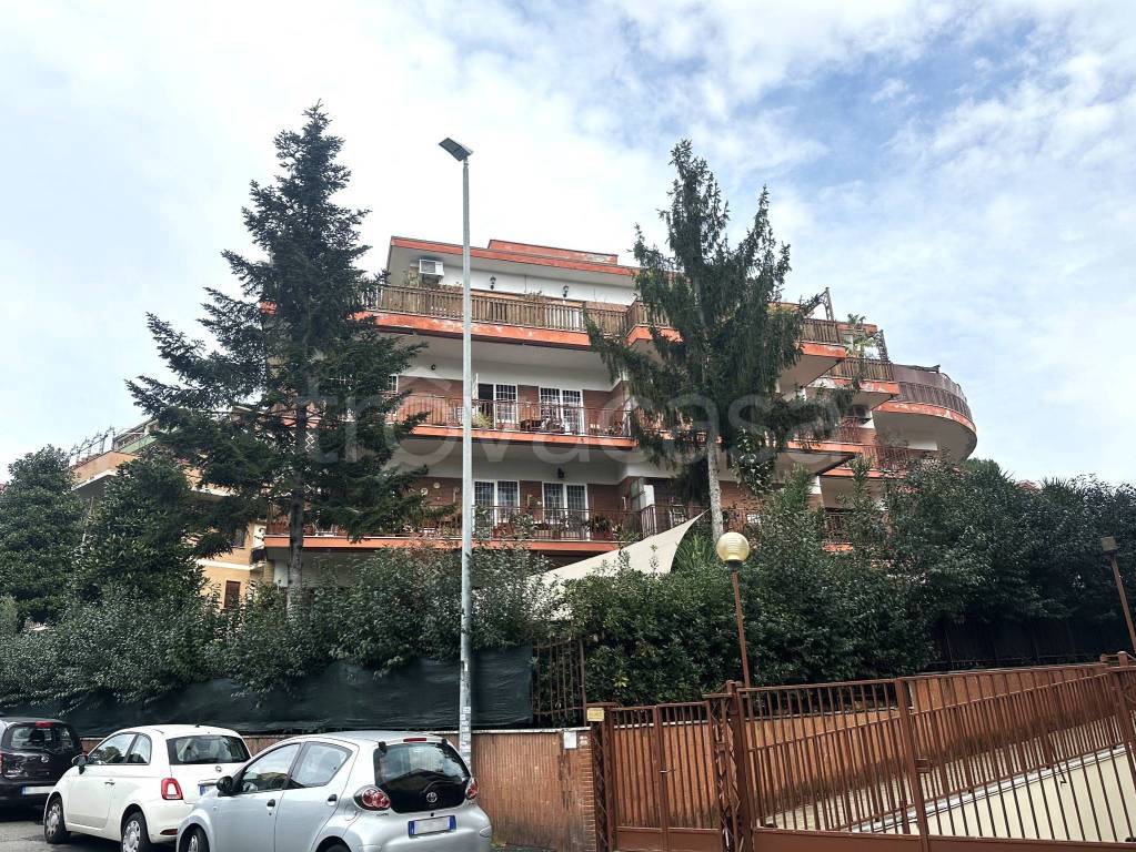 Appartamento in vendita a Roma via Savignone