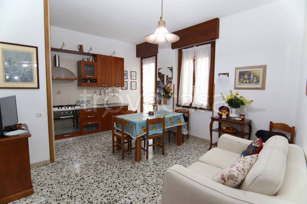 Appartamento in vendita ad Appiano Gentile via l. Castiglioni, 6