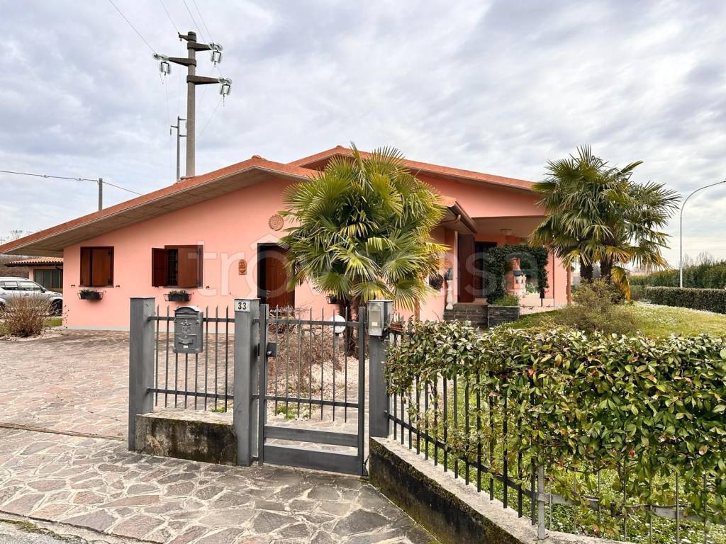 Villa in vendita a Sotto il Monte Giovanni XXIII via Bedesco