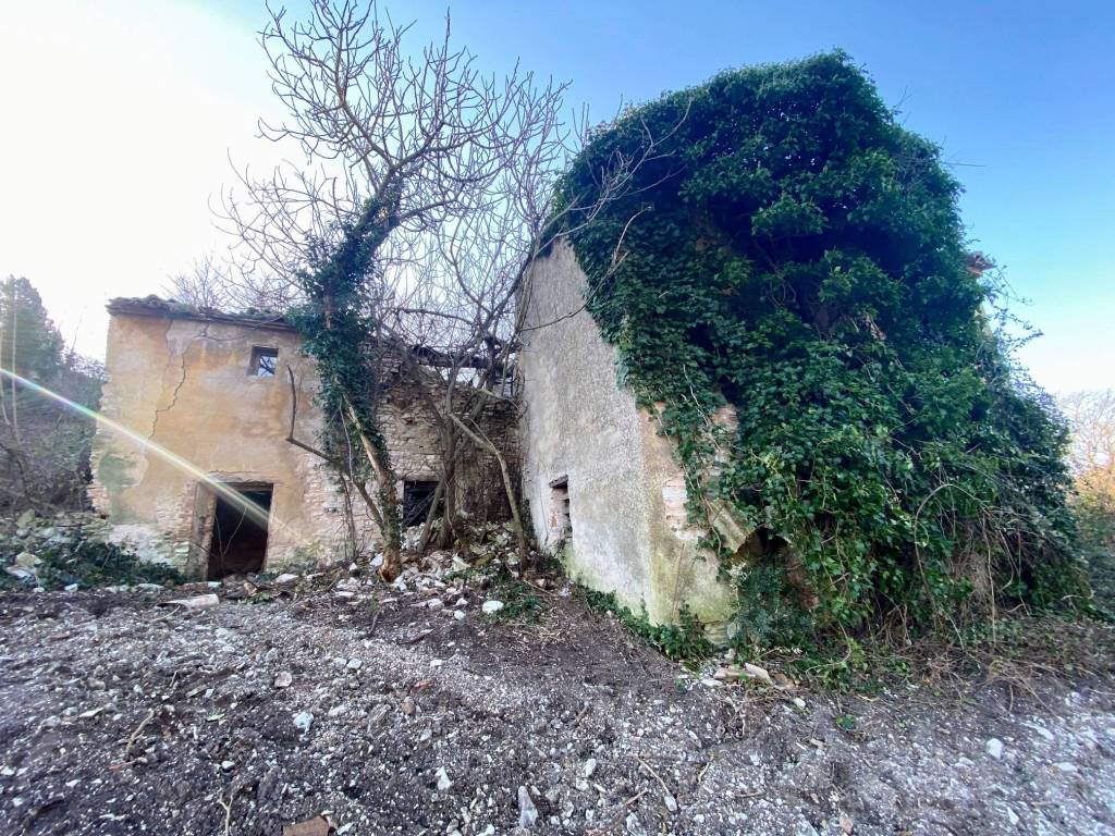Casale in vendita a Castelraimondo