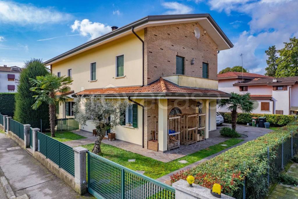 Villa Bifamiliare in vendita a Legnaro via Sandro Pertini, 3