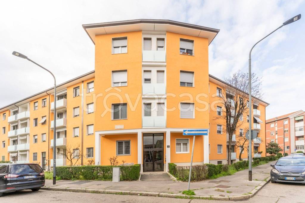 Appartamento in vendita a Milano via Val Lagarina, 33