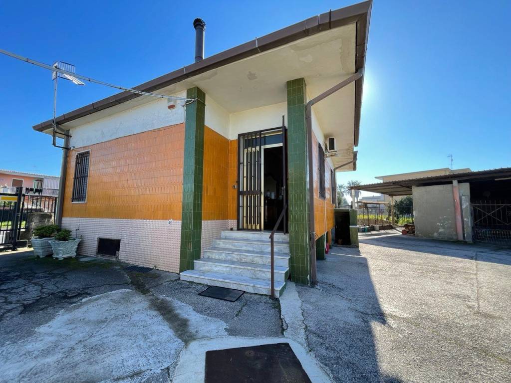 Villa in vendita a Giugliano in Campania strada Provinciale Santa Maria a Cubito Giugliano, 25