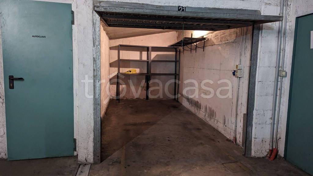 Garage in affitto a Legnano via Donato Bramante, 58