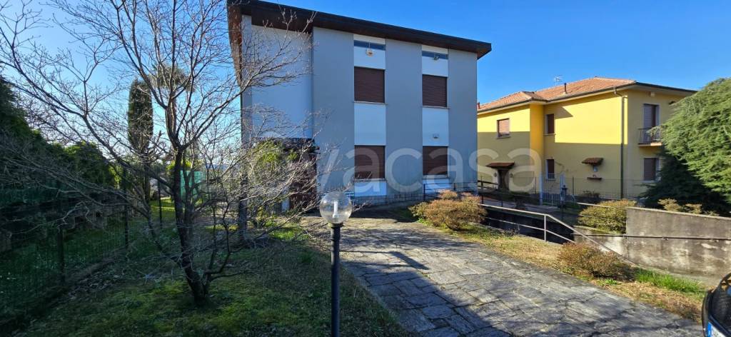 Villa Bifamiliare in vendita a Laveno-Mombello via Canvale, 6