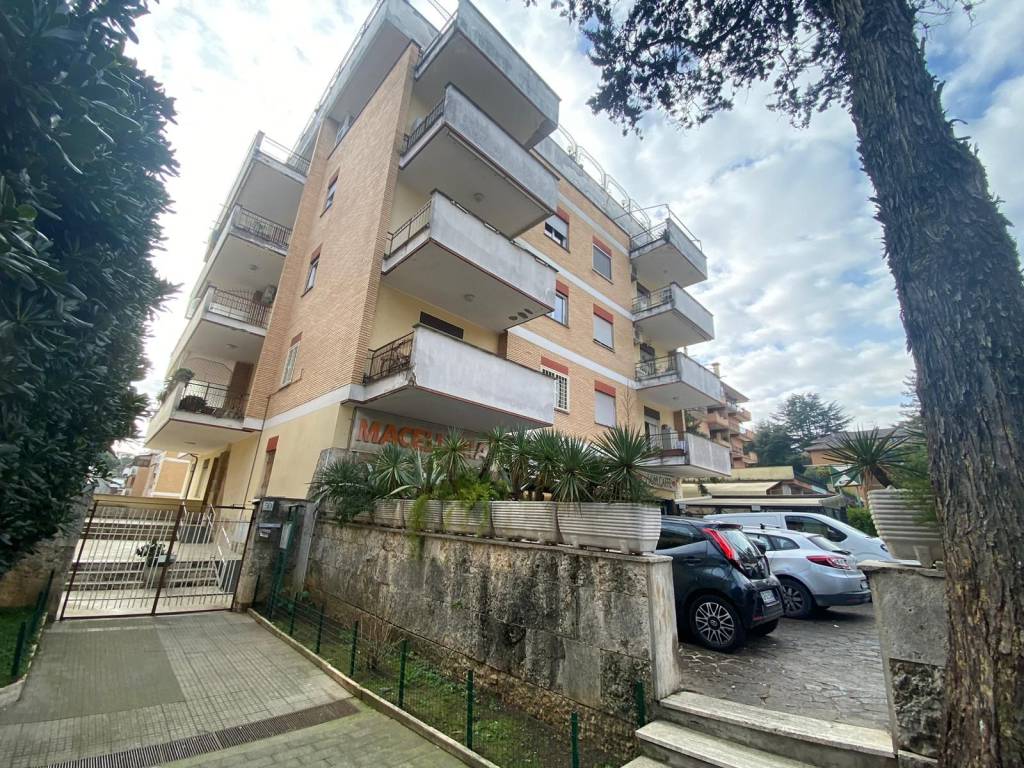Appartamento in vendita a Roma via al Sesto Miglio, 50