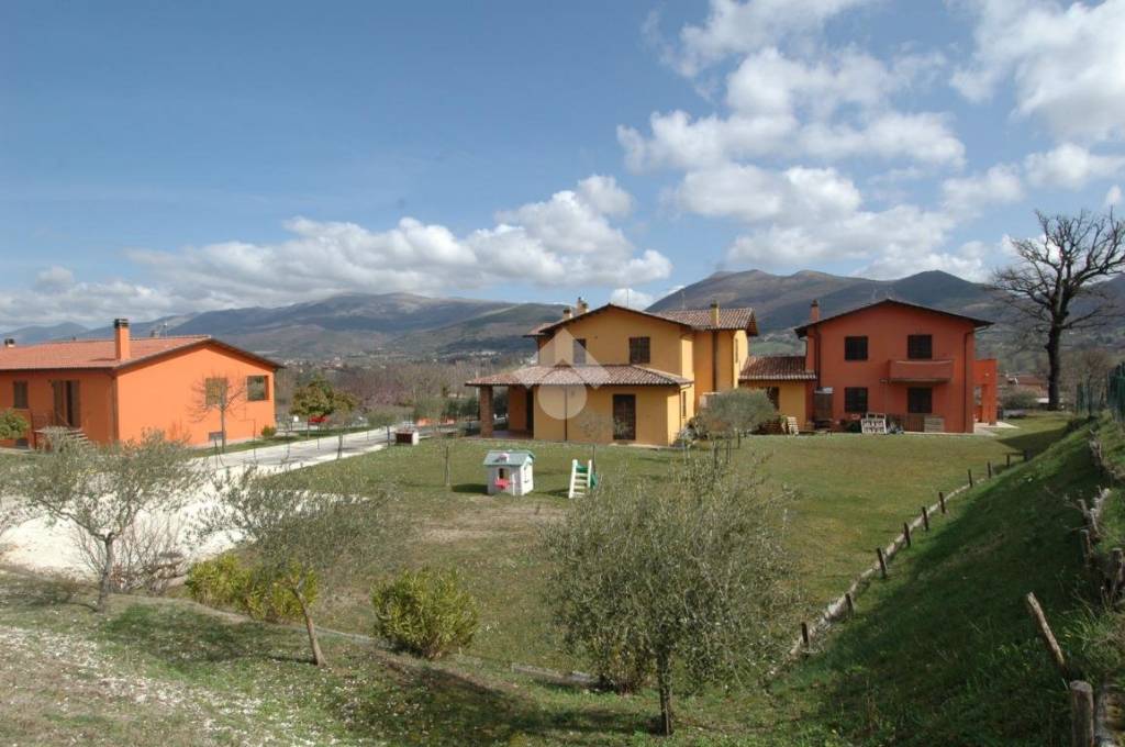 Villa Bifamiliare in vendita a Nocera Umbra loc. Isola, 50