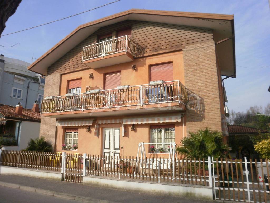 Villa Bifamiliare in vendita a Riccione viale d'Annunzio, 197