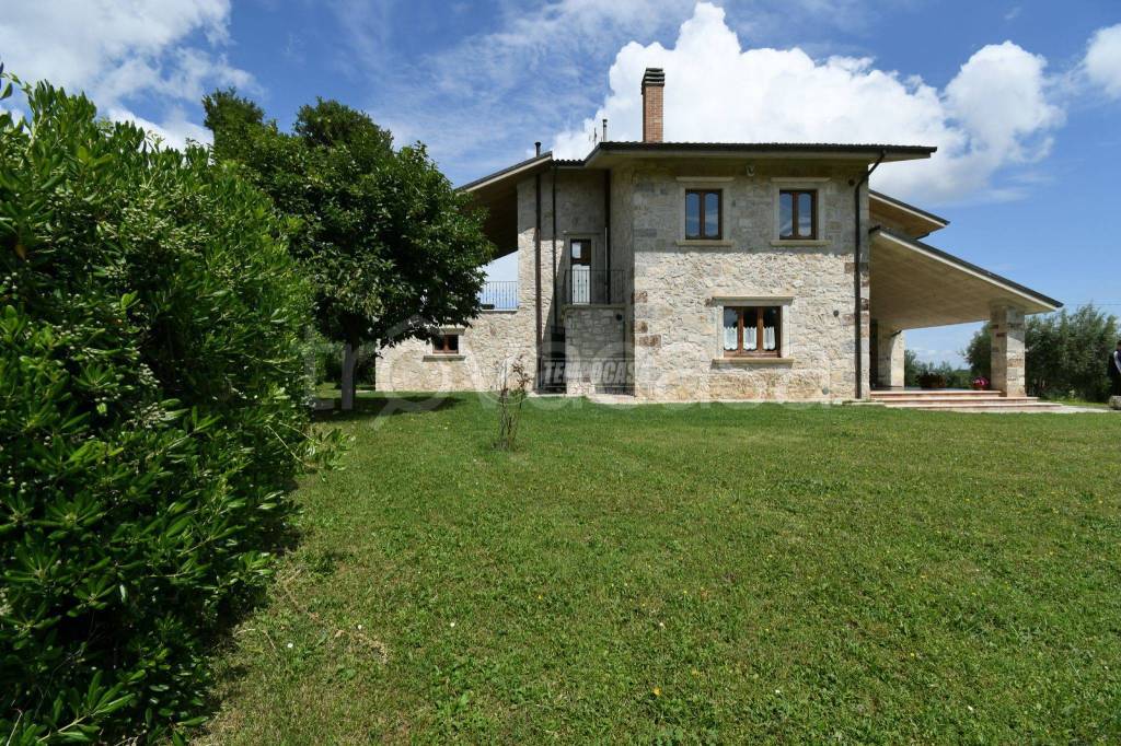Villa in vendita a Folignano via Galluccio 22