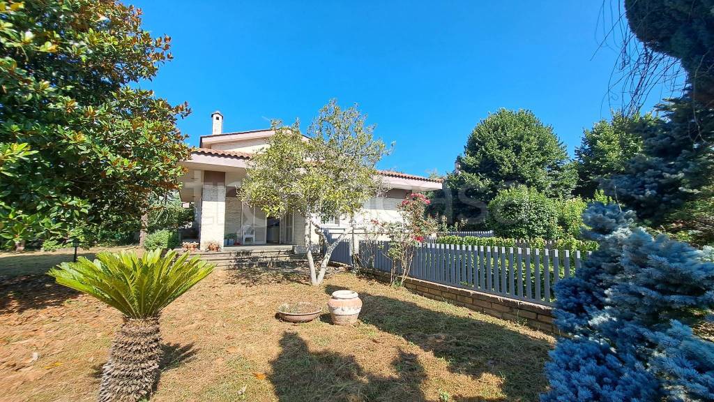 Villa Bifamiliare in vendita a Capranica