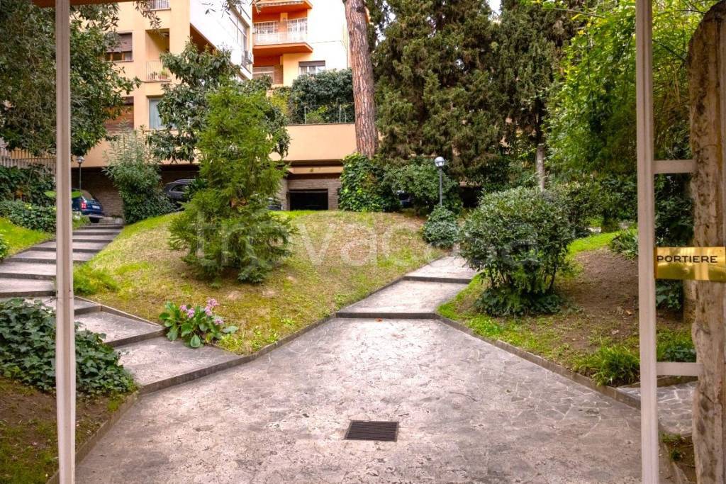 Appartamento in vendita a Roma via Prisciano, 1
