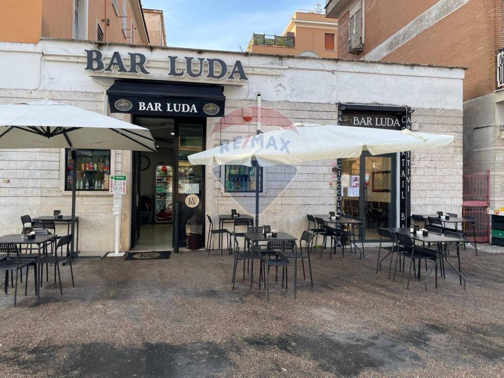 Bar in vendita a Roma via dei Glicini, 72