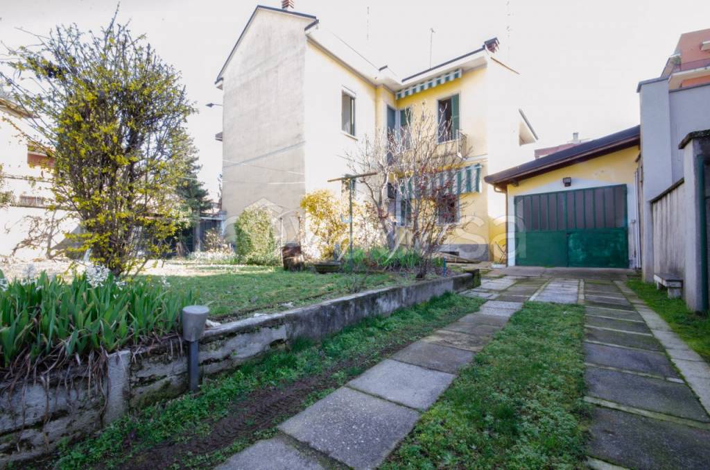 Villa in vendita a Saronno via Giuseppe Parini, 13
