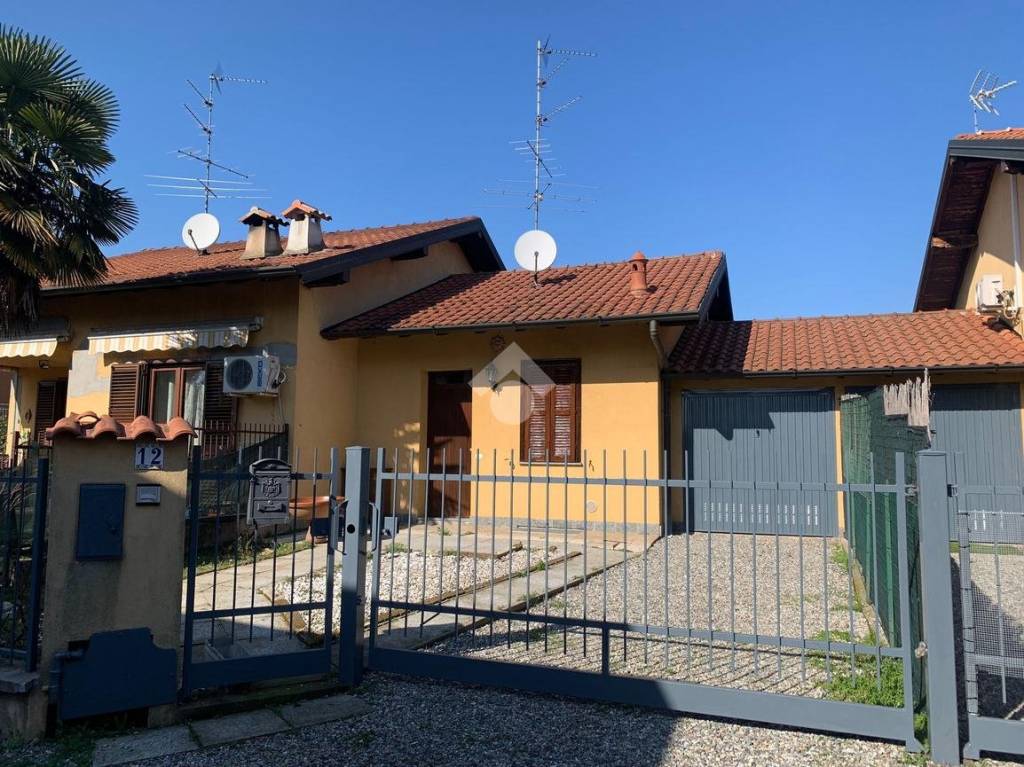 Villa Bifamiliare in vendita a Lonate Pozzolo via vicenza, 12
