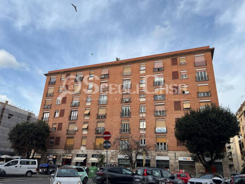 Appartamento in vendita a Roma via Caio Lelio