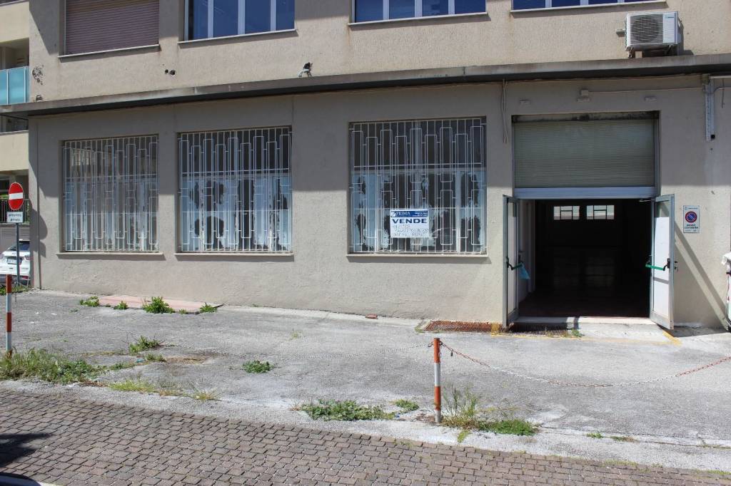 Magazzino in vendita ad Ancona via dell'Artigianato, 5