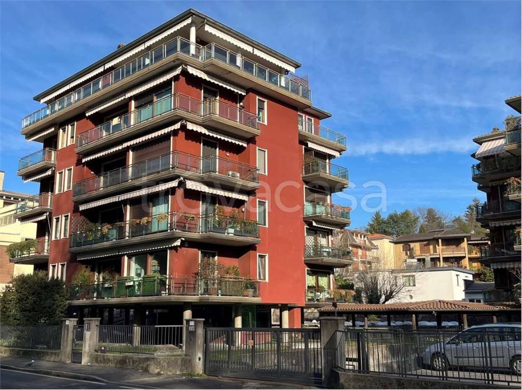 Appartamento in vendita a Varese via Silvestro Sanvito, 54