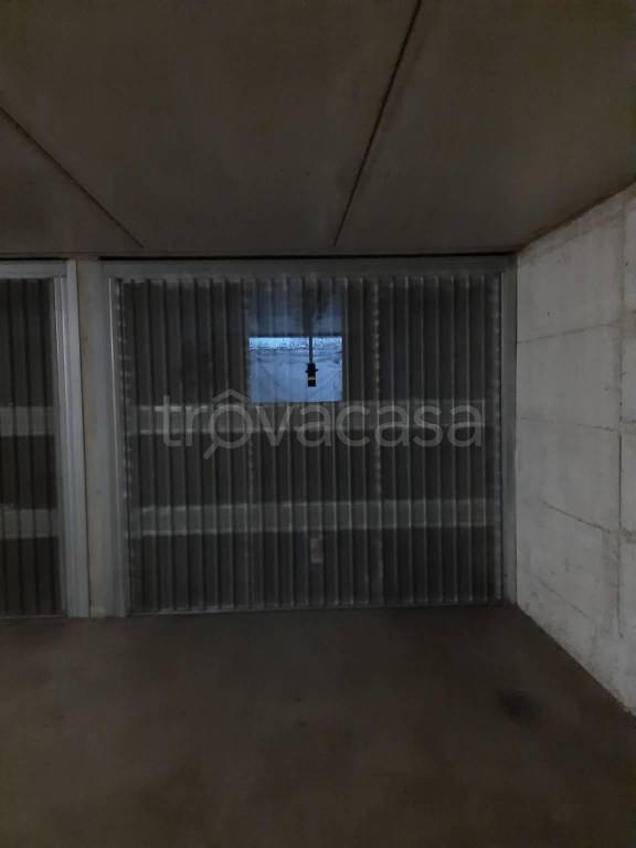Garage in affitto a Cernusco sul Naviglio via alla Castellana, 11