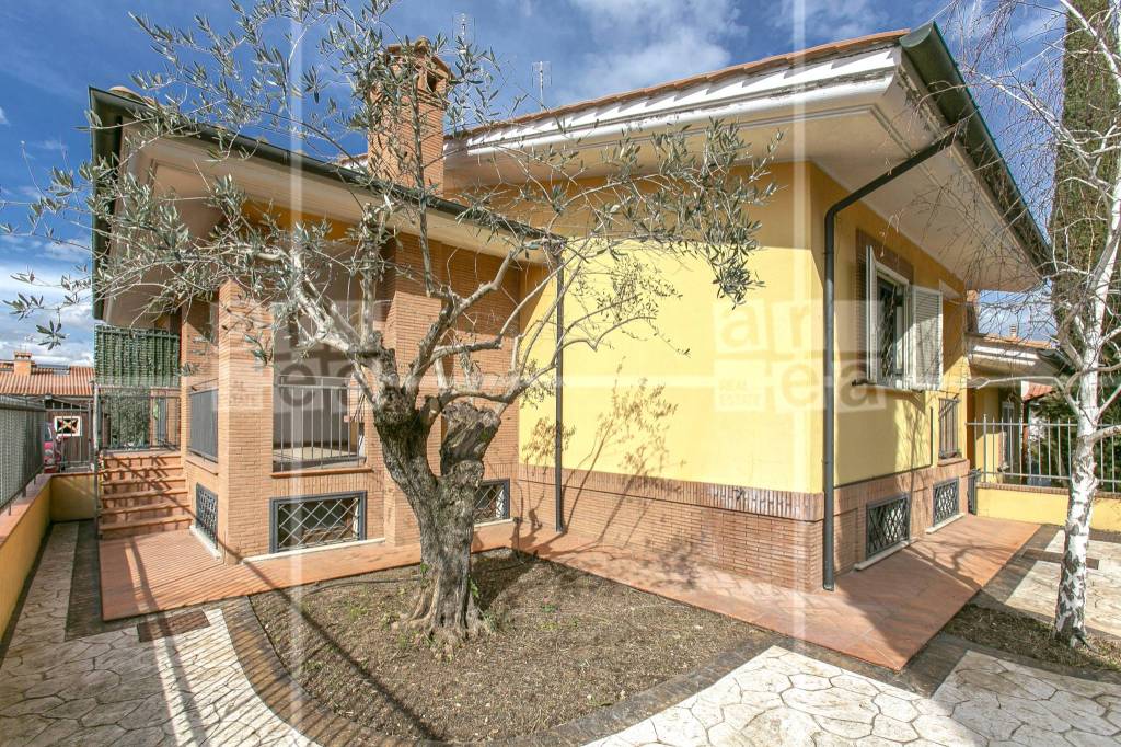 Villa Bifamiliare in vendita a Roma via Roccavivara, 24