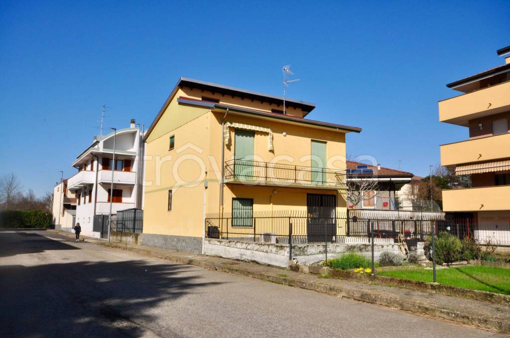 Villa Bifamiliare in vendita a Novara strada Privata Pedrazzoli, 8