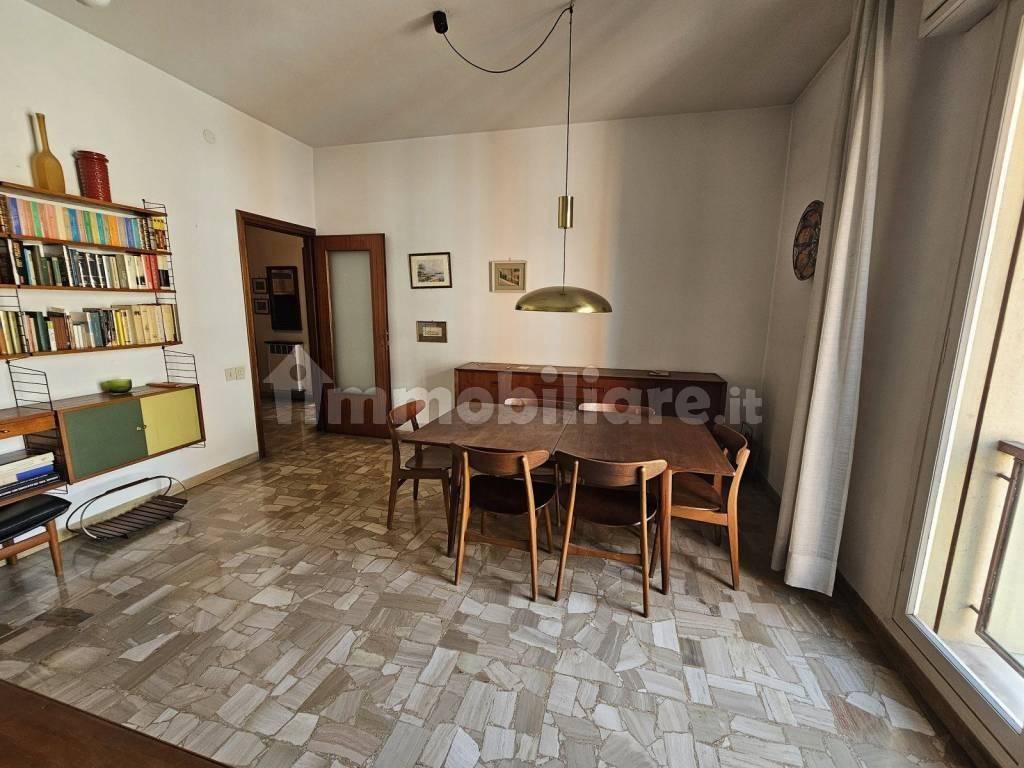 Appartamento in vendita a Milano via Vittorio Barzoni, 2