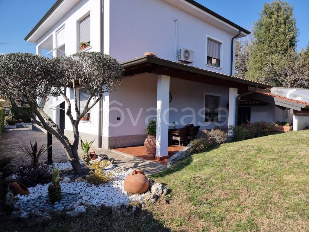 Villa Bifamiliare in vendita a Carnago via Ronco, 23