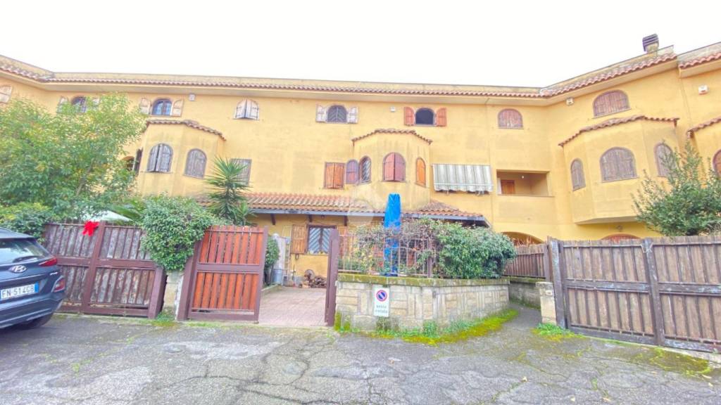 Villa a Schiera in vendita a Guidonia Montecelio via Monginevro, 76