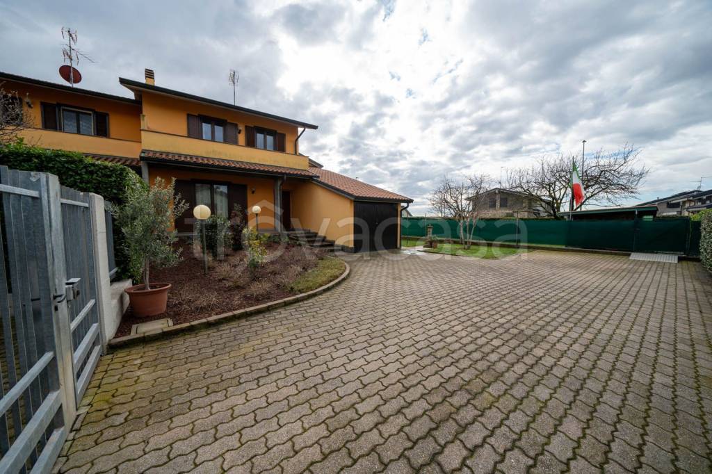 Villa Bifamiliare in vendita a Sulbiate via Cappelletta