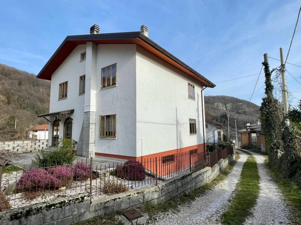 Villa in vendita a Torreano frazione Masarolis, 154