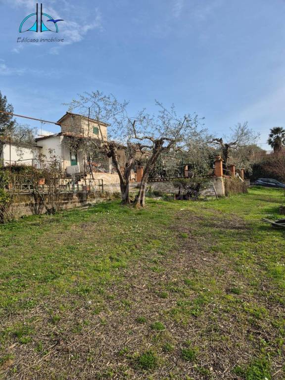 Villa in vendita a Fara in Sabina via degli aceri, 66