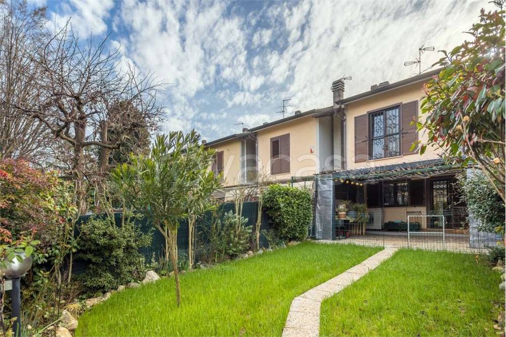 Villa a Schiera in vendita a Basiano via Puccini, 6