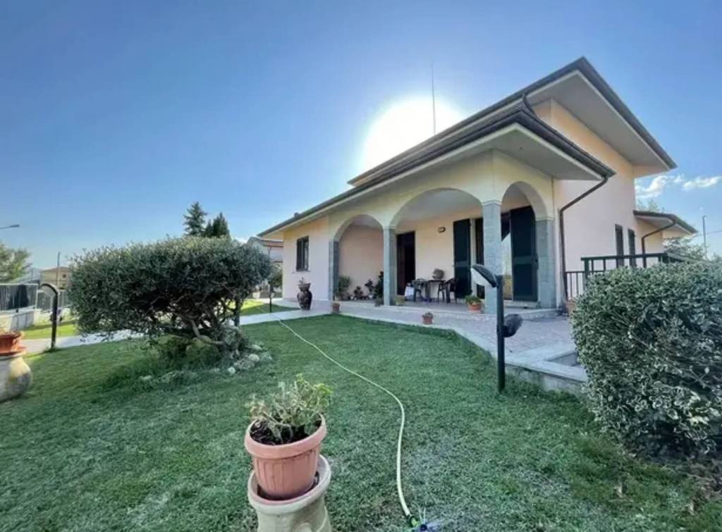 Villa in vendita a Villafranca in Lunigiana via 1 Maggio