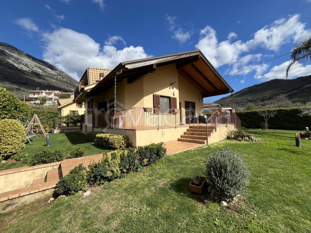 Villa in vendita a Lenola valle Bernardo