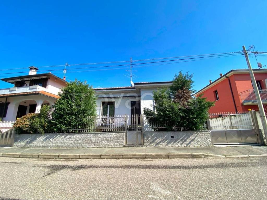 Villa in vendita a Legnano via Fratelli Bandiera