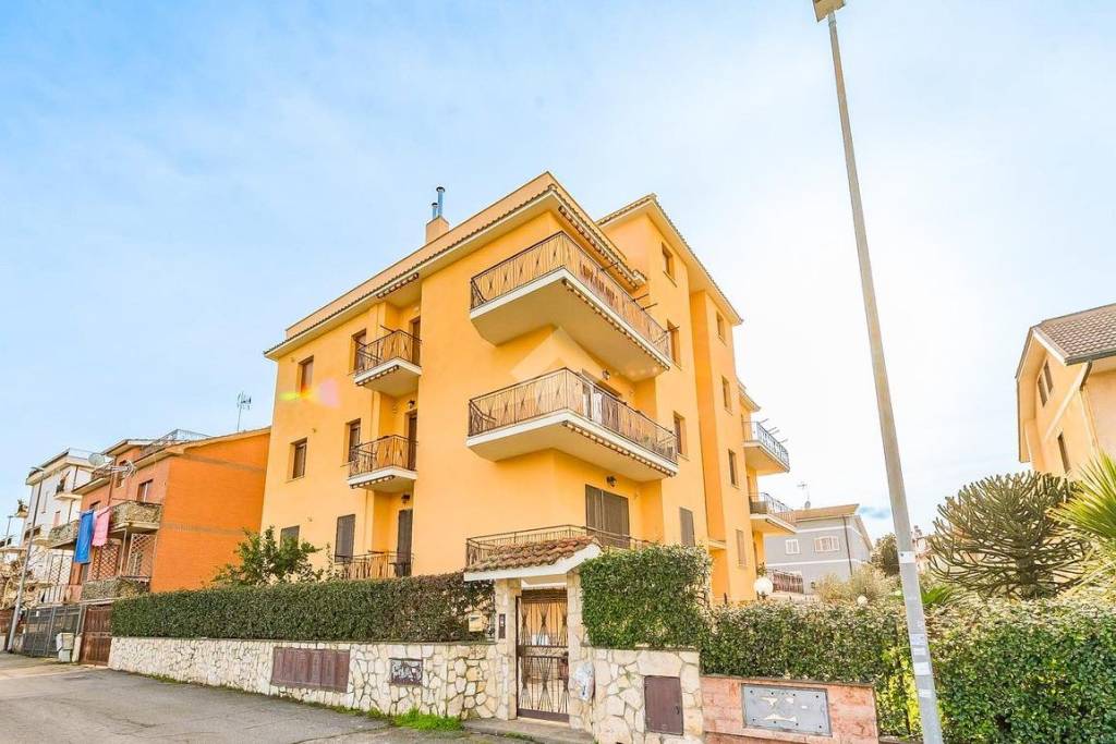 Appartamento in vendita a Roma via placanica, 1