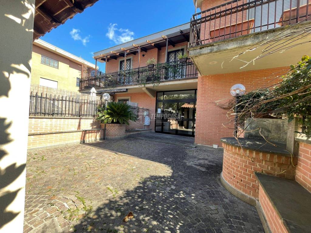 Appartamento in vendita a Roma via Angelo Fava 27