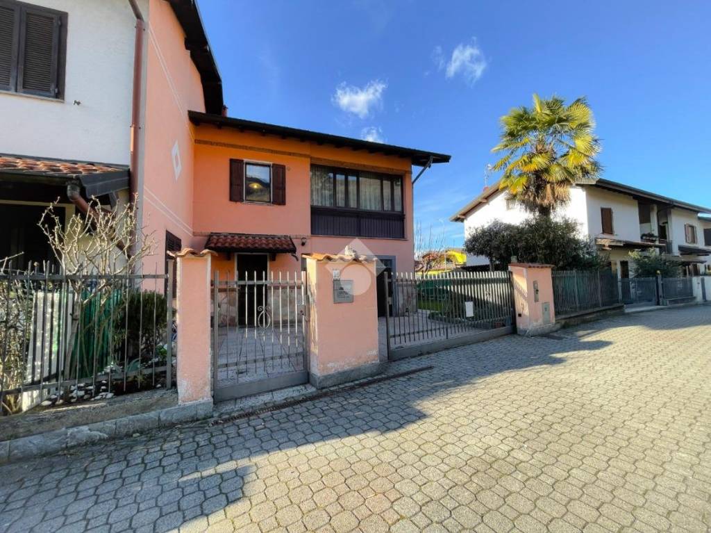 Villa a Schiera in vendita a Porto Ceresio via Fratelli Bertolla