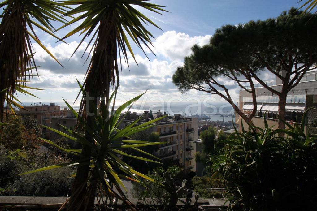 Appartamento in vendita a Genova via Aldo Acquarone