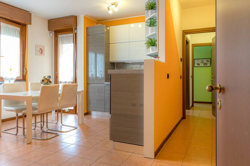 Appartamento in vendita a Carugo via Ada Negri