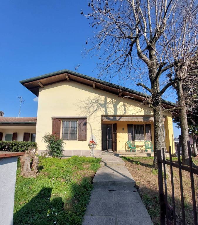Villa a Schiera in vendita a Orio Litta via Giacomo Matteotti, 11