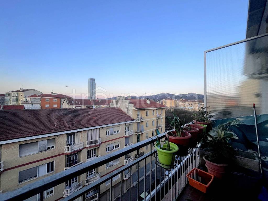 Appartamento in vendita a Torino via Duino, 184