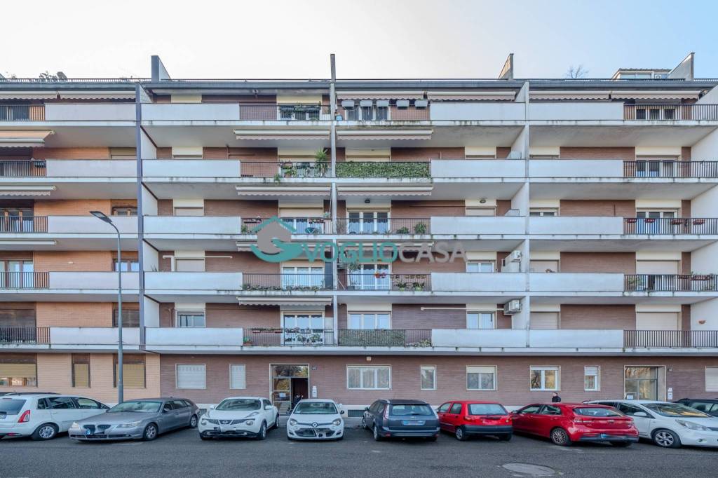 Appartamento in vendita a Milano via Carolina Invernizio, 11