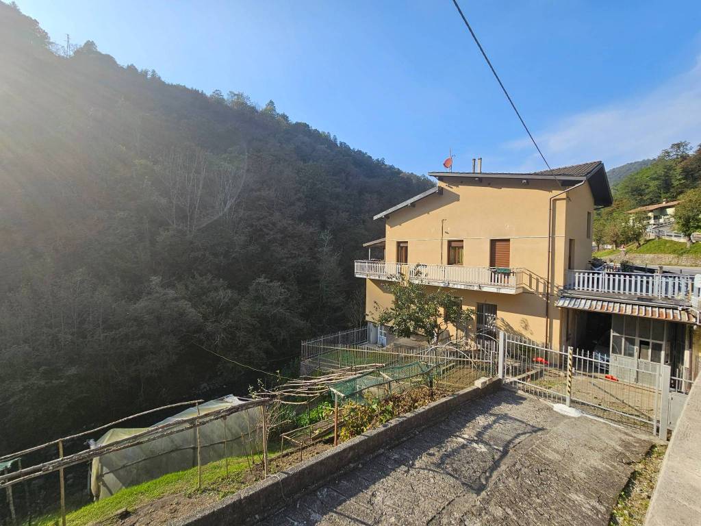 Villa Bifamiliare in vendita a Val Brembilla via Sottocamorone