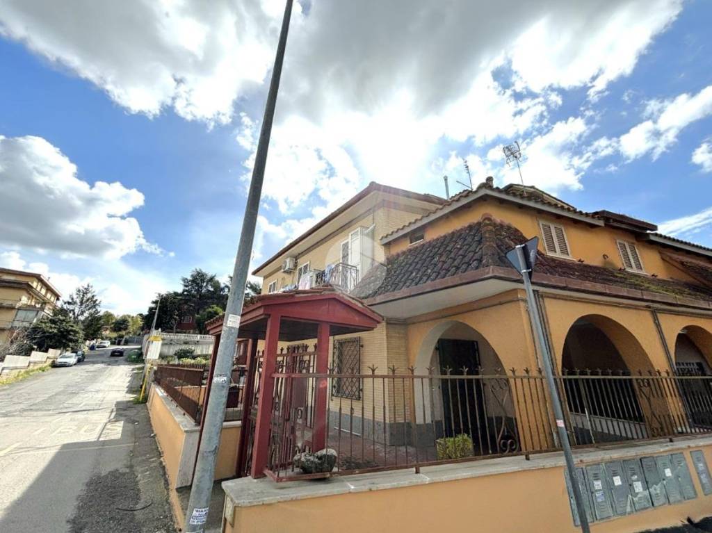Appartamento in vendita a Roma via Irgoli