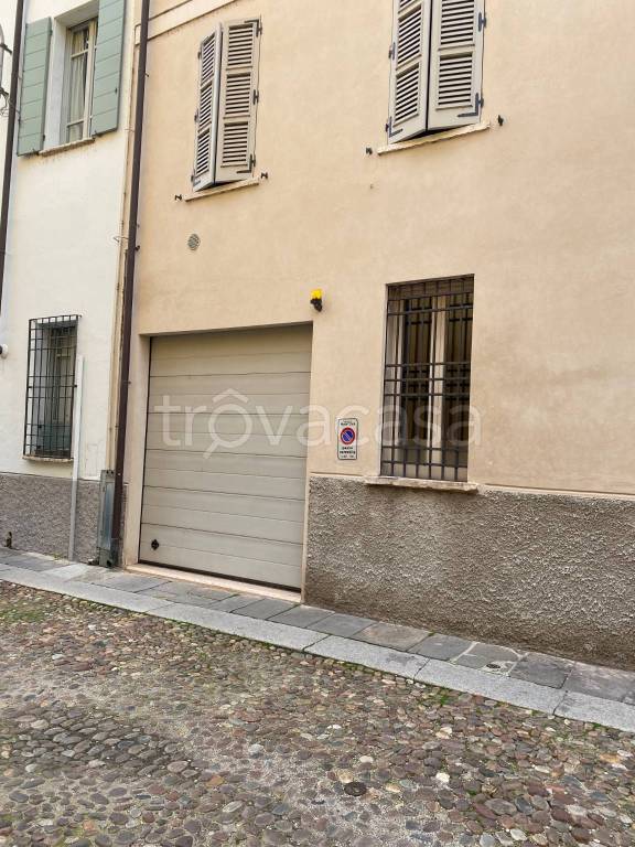 Garage in affitto a Mantova via Gilberto Govi, 7