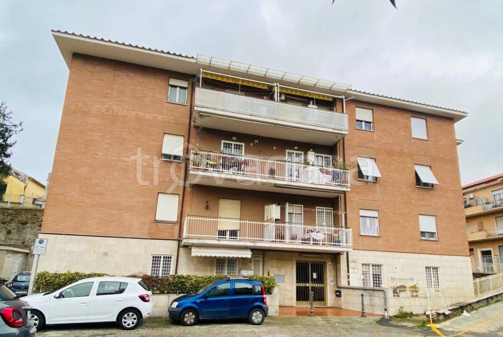 Appartamento in vendita a Bracciano via Flavia, 10