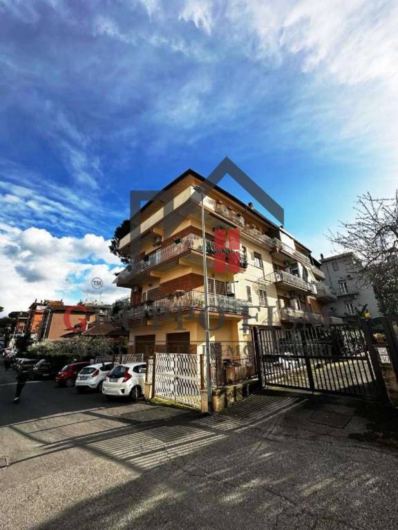 Appartamento in vendita a Roma via lucio cassio