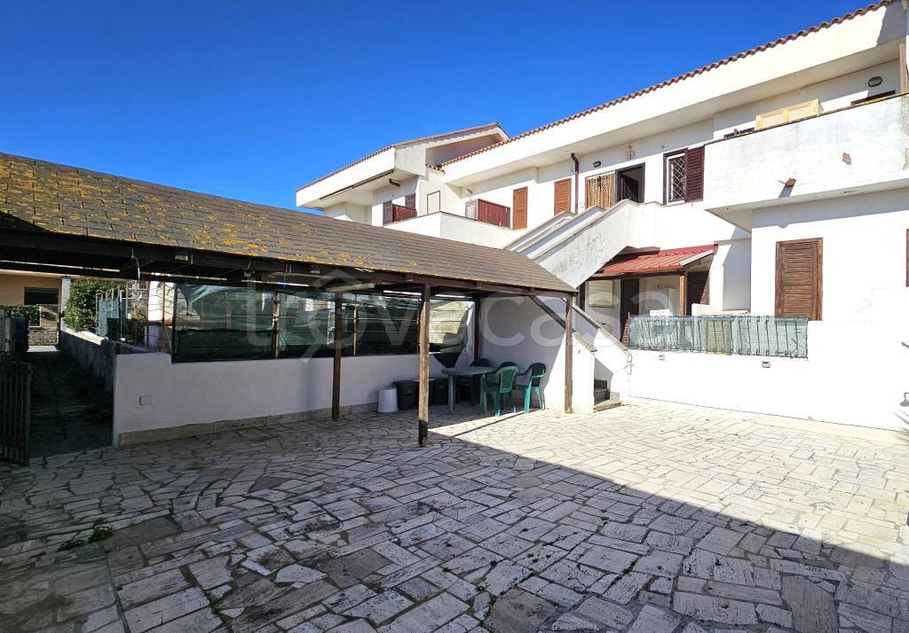 Appartamento in vendita ad Ardea via Nestore, 20
